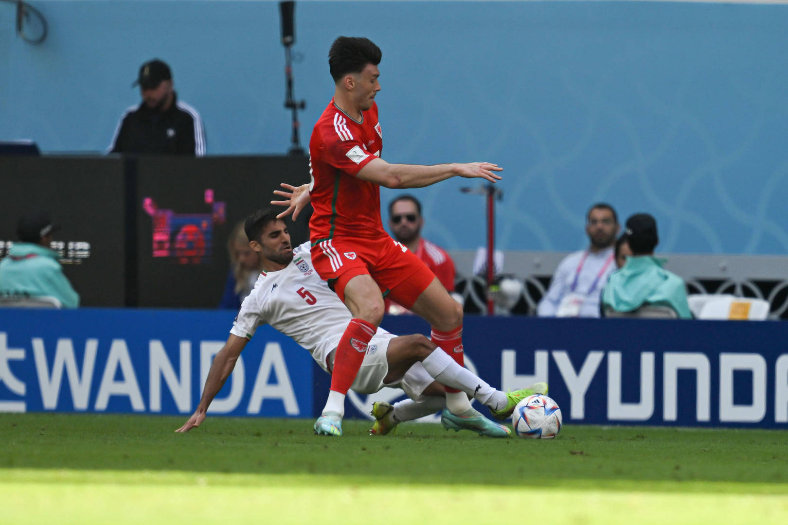 威尔士1-1瑞士：进球的穆尔拥有中国血统