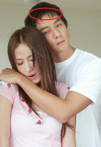 吴彦祖早年与萧亚轩合照,发际线明显升高,网友:难怪中年秃头