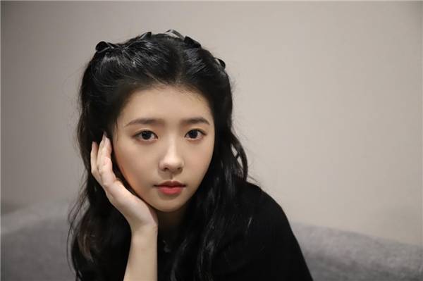 让人不禁梦回《最好的我们》中耿耿的感觉,当时何蓝逗素颜出镜,感觉就