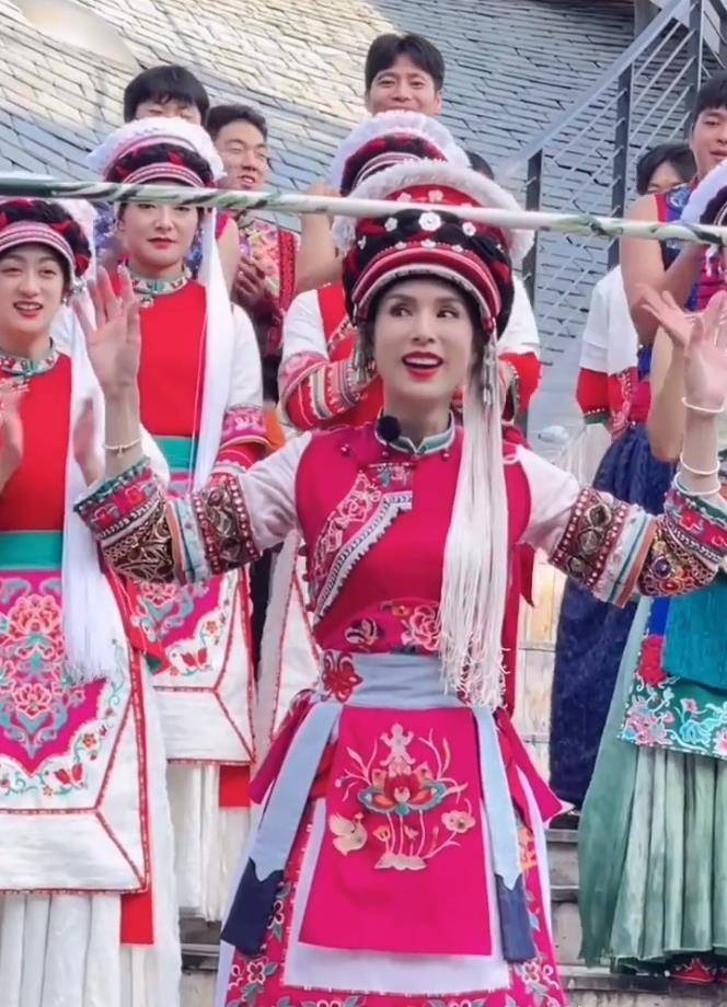 李若彤到大理,说白族话扮漂亮"金花",55岁毫无违和感_杨丽萍_女神