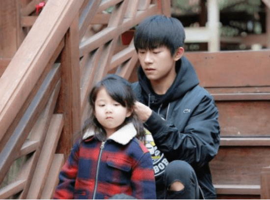 小表情也非常多 ,而他的偶像是王源 ,因为父母的关系,甜馨和王源的 