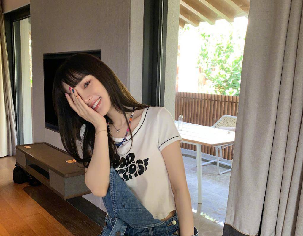 李小璐周末外出,齐刘海搭配大浓妆,主动回复网友尽显好心情_视频_评论