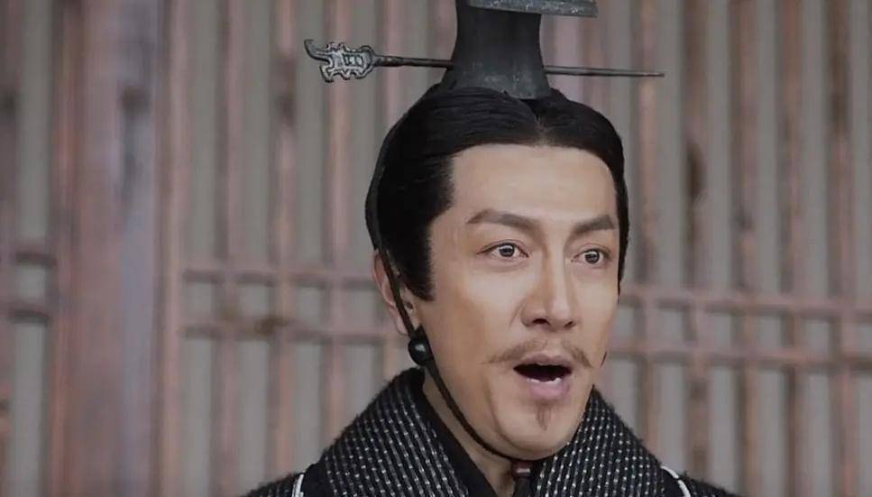 而后到扮演嬴政中年时,张鲁一的鼻子下方又多加了两撮小胡子,给人打了