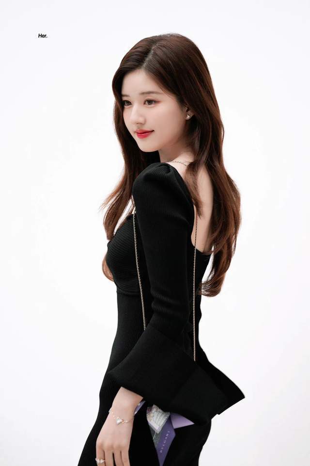 赵露思不走甜美风,换上修身黑裙成熟优雅,只不过鞋子有点丑_连衣裙