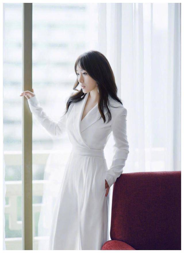 杨钰莹不老女神,大波浪卷发搭配白色连体裤减龄时髦,贵气十足