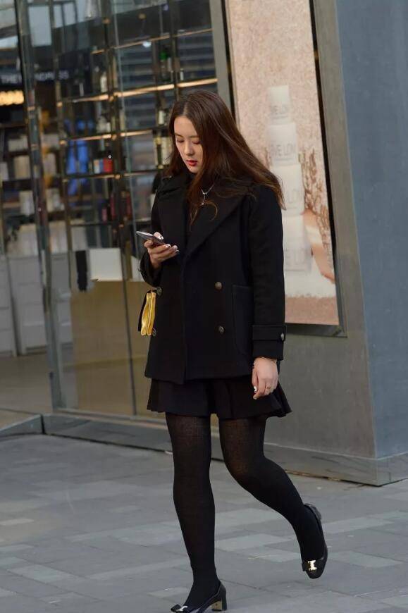 美女终于翻车了,黑色丝袜也没有让她双腿变细,真实展现微胖身材_姑娘