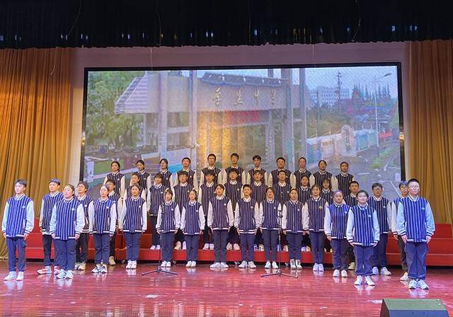 "黄海明珠迎朝阳,李堡中学歌嘹亮,校旗漫卷映海天,桃李盛开万里疆.