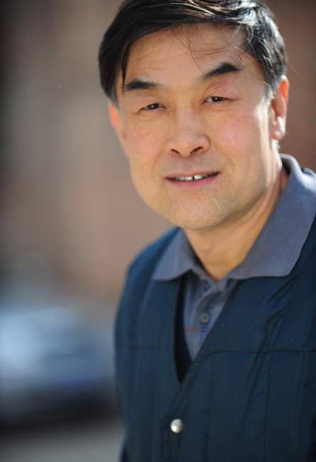 其实李建义在年轻的时候,无心当一名演员.