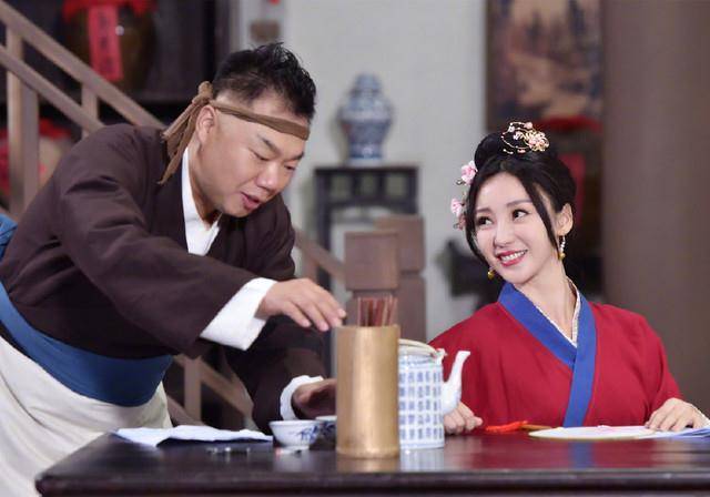 柳岩穿开叉旗袍与两个男人热舞,却被露出的安全裤抢镜?