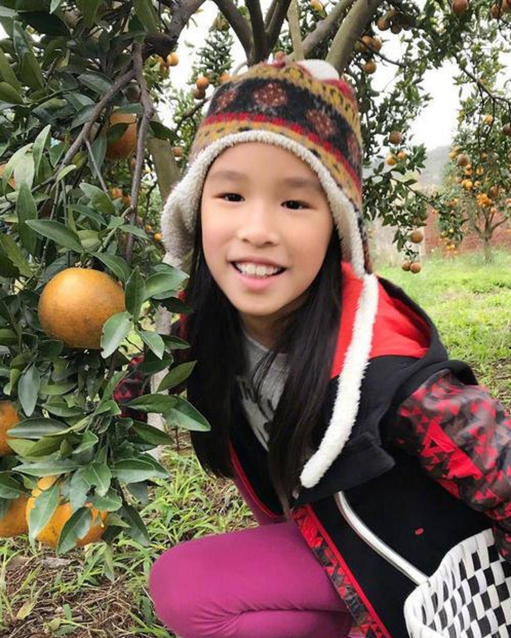 "酒窝女神"张庭的女儿被曝光,丑小鸭逆袭,跟妈妈如同粘贴复制_孩子