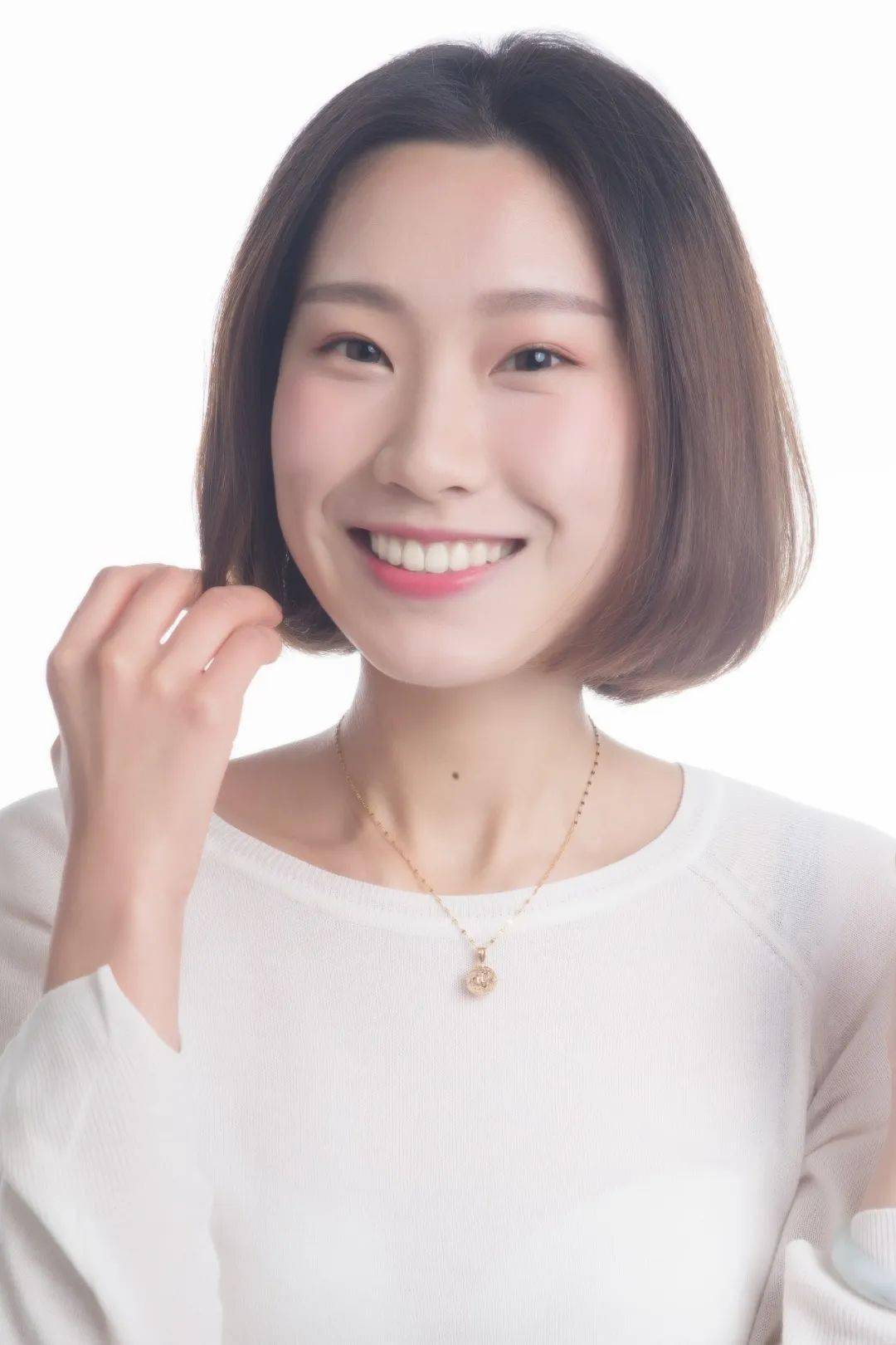 工青衣,承袁(雪芬)派,师从著名演员方亚芬,李萍,徐莱,俞景岚.