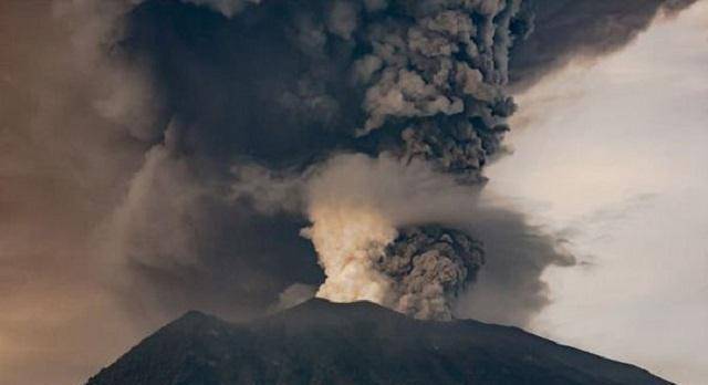 人们担心巴厘岛火山会大规模喷发_地面_爆发_岩浆