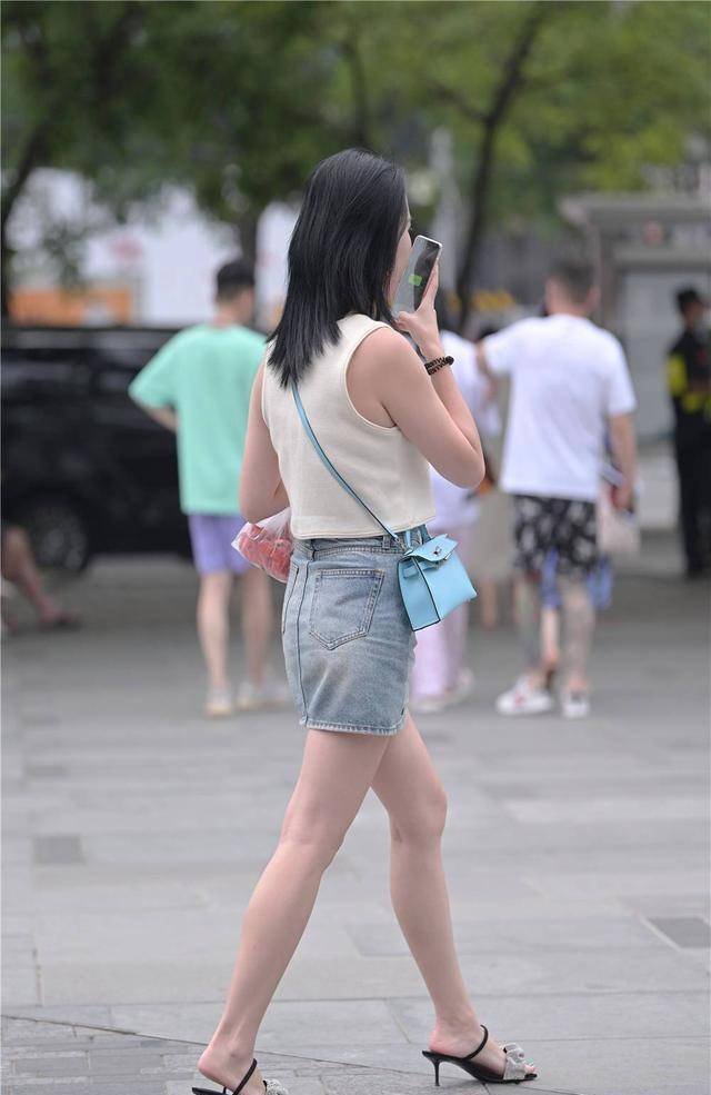 牛仔短裙,夏季清凉穿搭,是很多时尚姑娘喜欢的款式