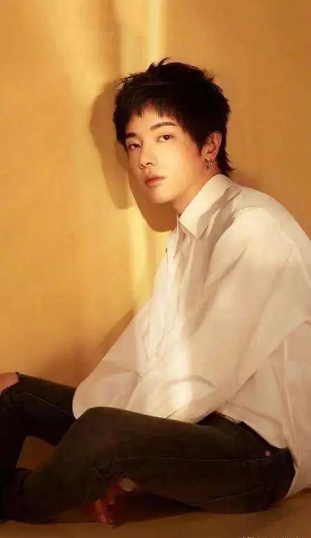 华晨宇cos哪吒,还献唱了一首《少年英雄小哪吒》,又燃又飒_节目_火星