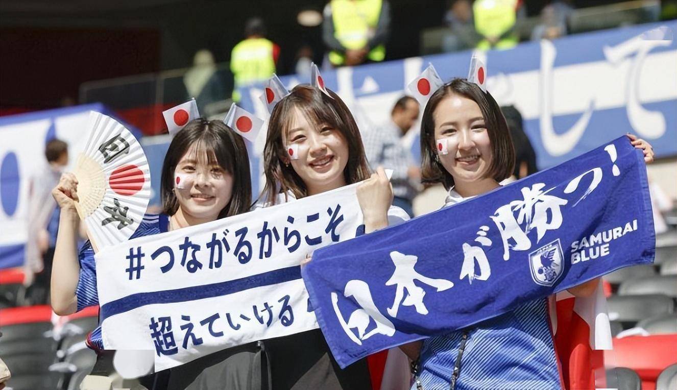 看台女球迷吸睛:隔空撒狗粮,扮演超级玛丽_比赛_世界杯_哥斯达黎加