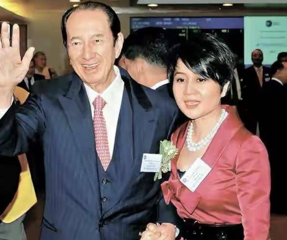 从"澳门教父"到爱国商人,一手培养洗米华的崩牙驹,才是真大佬_何鸿燊