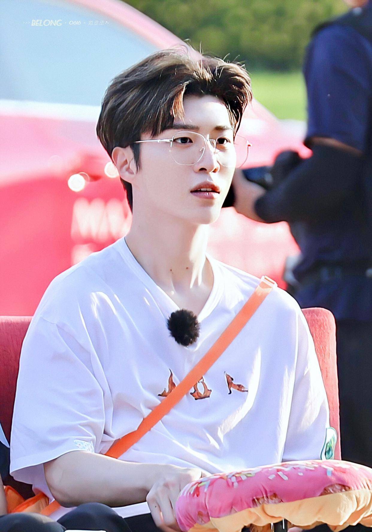 范丞丞资源大涨得罪一哥,亲姐都无可奈何_乐华_顶流_偶像