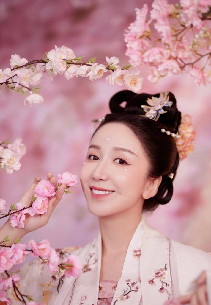 娄艺潇《高山流水觅知音》汉服造型写真 古装琵琶佳人翩翩起舞