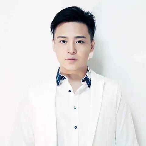 更不用说有孩子了,小编也是喜欢看姜玉阳出镜,风趣幽默,唱功了得,前段