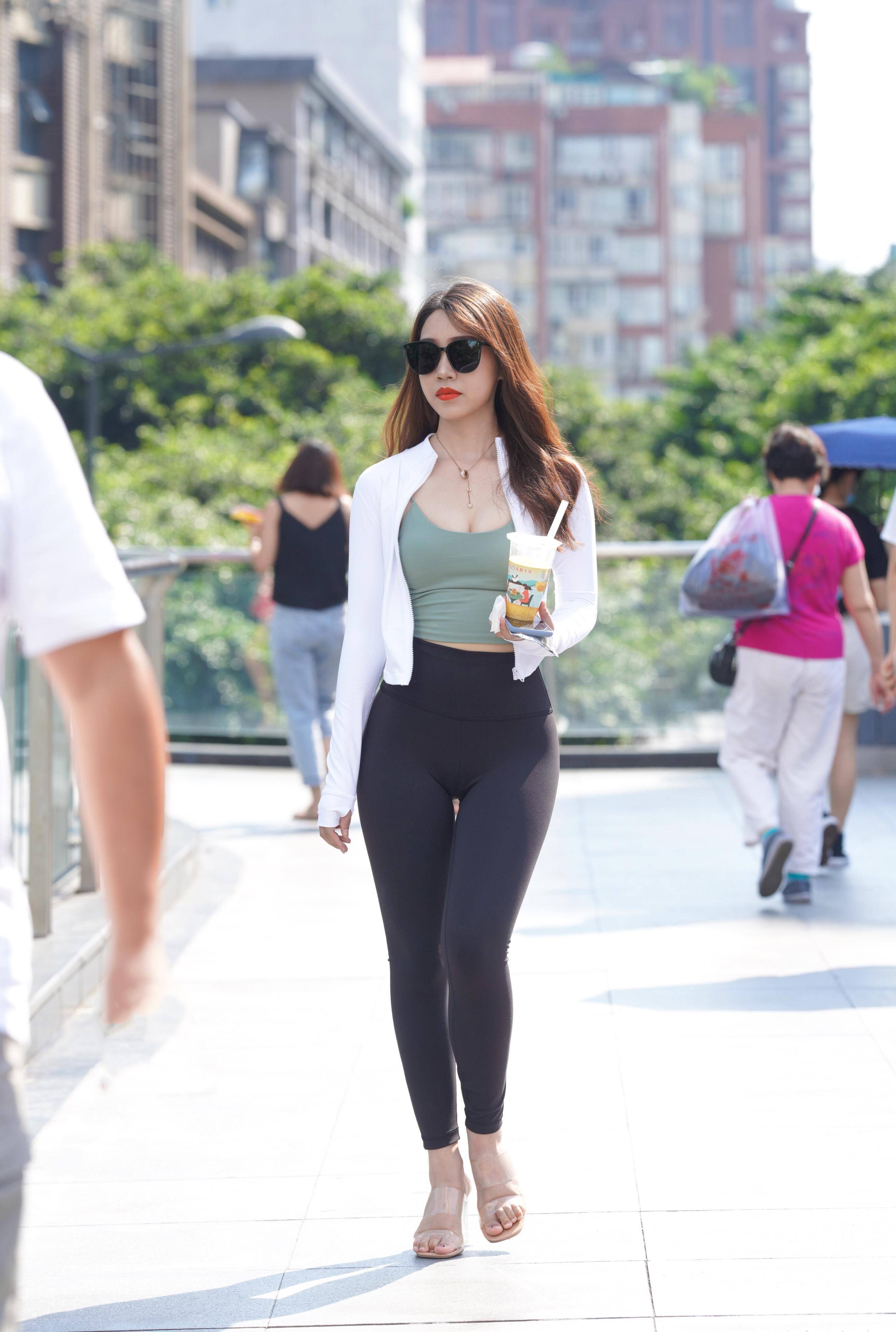 作为美女们日常穿搭的瑜伽裤,给街头增添了太多美丽_女孩子_好身材