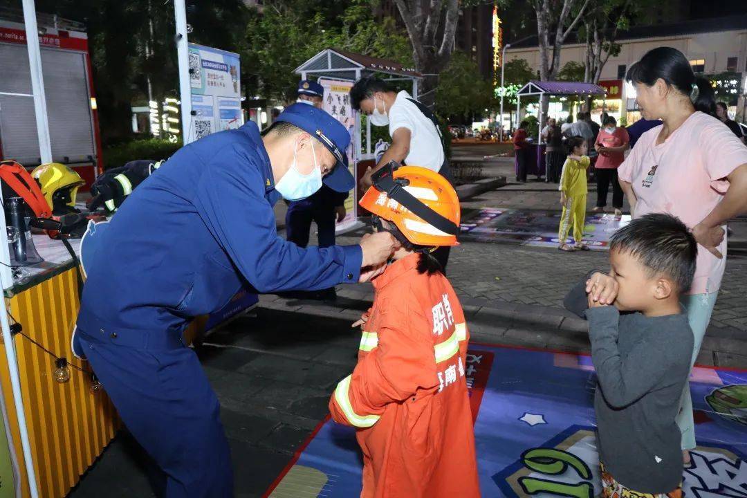 消防員們在活動現場設置了消防飛行棋,水帶保齡球,消防服裝體驗等趣味