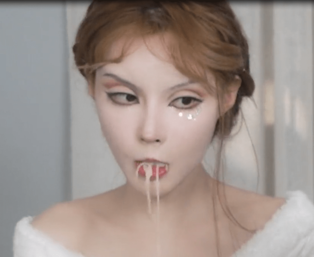 迪丽拉:中国第一芭比,否认整容当众卸妆,却连吃饭都不敢张大嘴_视频