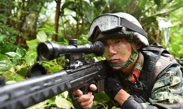 狙击步枪的枪管和瞄准镜,并不在一条直线上,为啥还能命中目标?