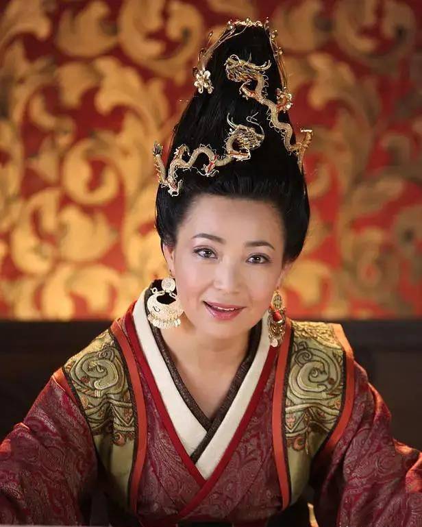 皇后专业户"戴春荣:25岁嫁给老师,结婚34年恩爱无绯闻_剧中_母亲_古装