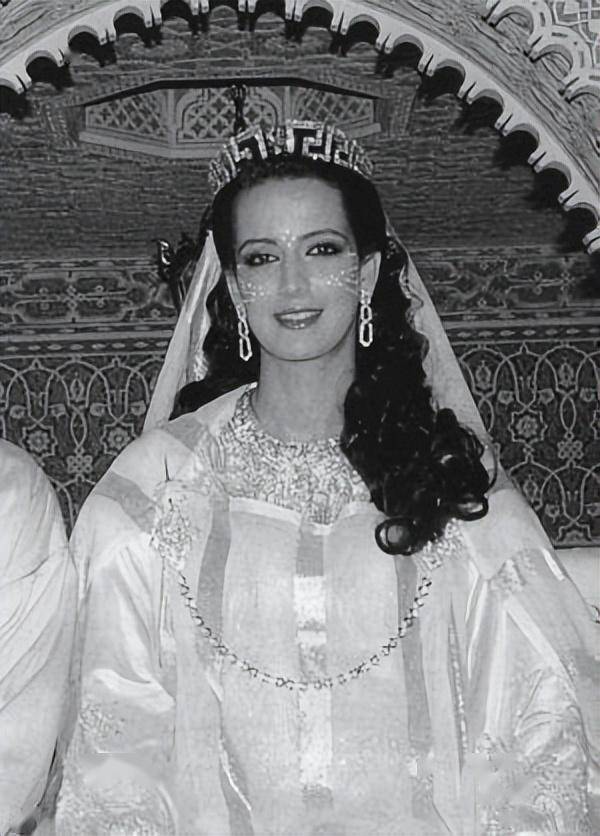 卡塔尔版"武则天"莫扎:身价150亿,被爱滋润63岁仍像翩翩少女_哈马德