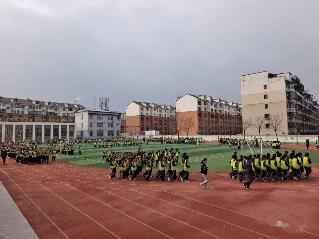 弓长岭区新建小学:"奔跑吧少年 冬季阳光跑操"大课间活动开始啦!