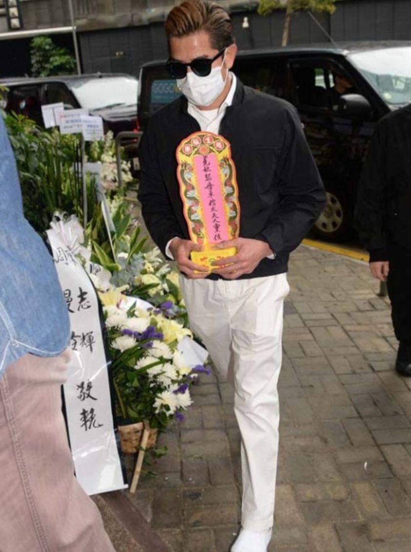 随即出殡奉柩移至将军澳华人永远坟场安葬,与黄家驹,陈百强做"邻居"