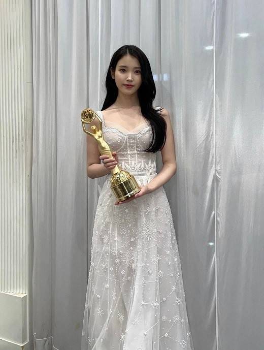 iu晒手捧青龙奖杯美照 穿一袭洁白礼服裙纯洁又优雅_郭明东_韩娱讯