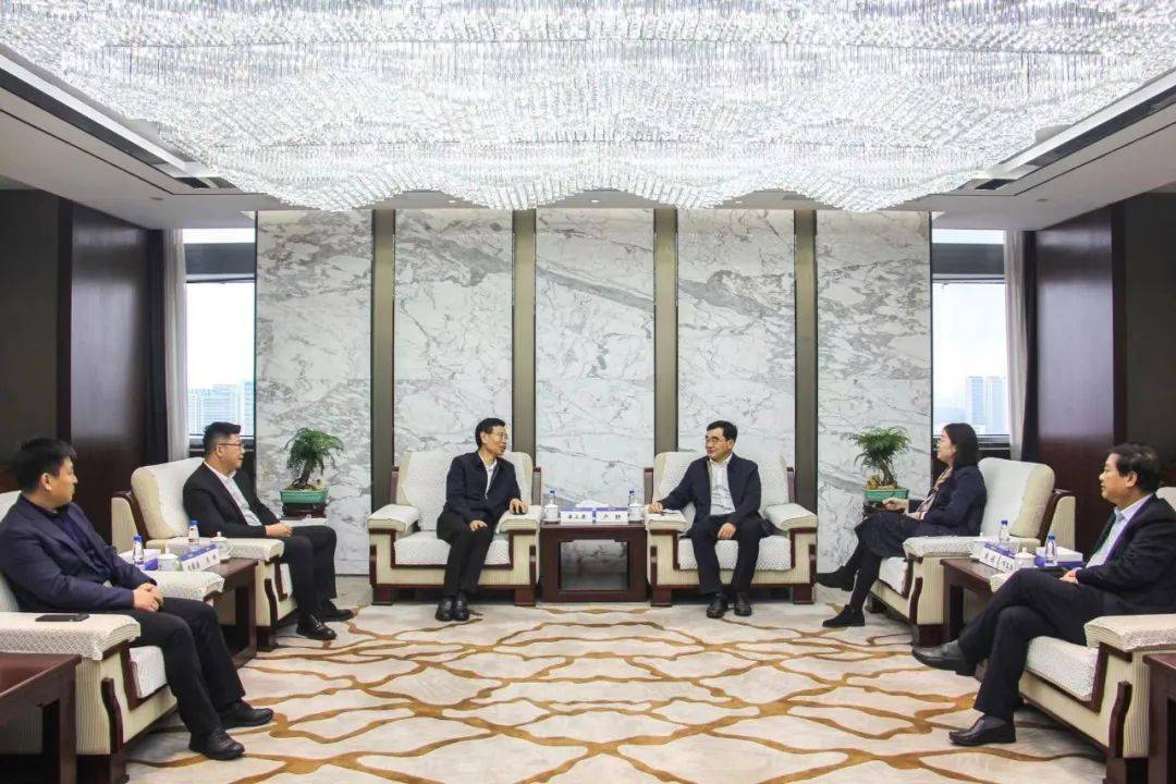 执行董事潘卫康在南京拜会中交集团长三角区域总部总经理卢静,双方就