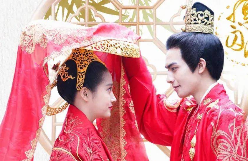 《凤囚凰》该剧由关晓彤和宋威龙领衔主演,本来都是冲着关晓彤的演技