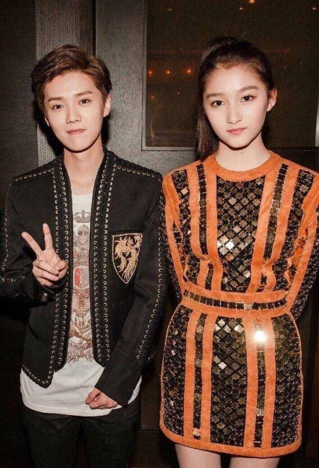 偶遇关晓彤雨中拍戏,穿男友鹿晗外套暗戳秀恩爱_网友_衣服_感情