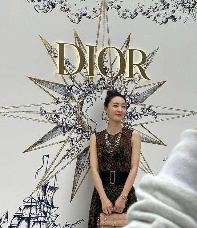 迪奥张园开幕众星生图:江疏影红衣显老,陈飞宇黄晓明身高差太大