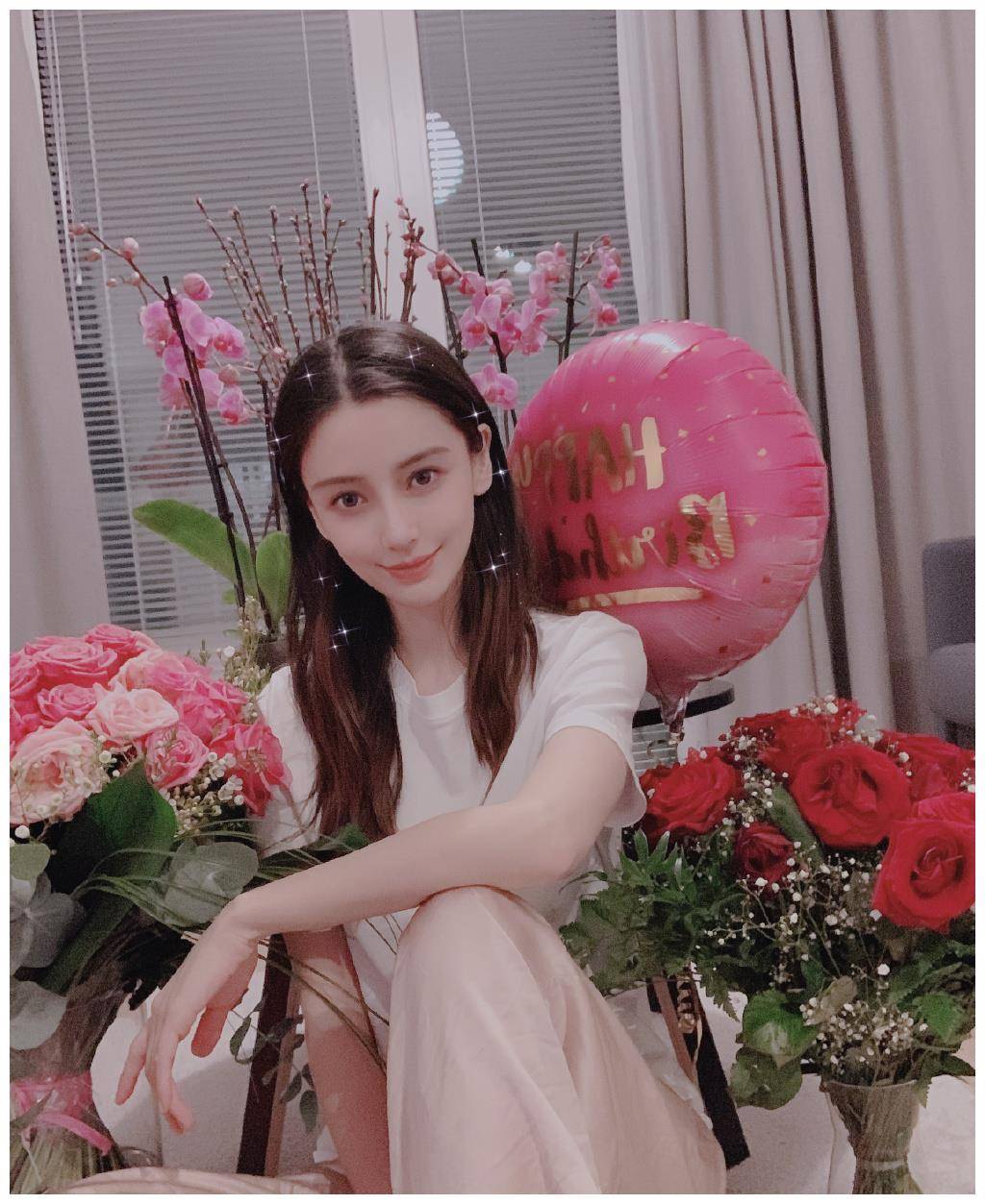 baby庆生照曝光,手抱玫瑰笑得好甜,31岁颜值嫩如少女_baby_生日_儿子
