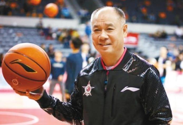 57岁体操王子李宁近况,身价百亿满头白发,如今儿女双全很幸福_品牌