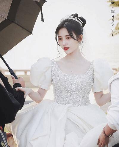 鞠婧祎婚纱照火了,仙气飘飘溢出屏幕,宛如钻石公主在逃!