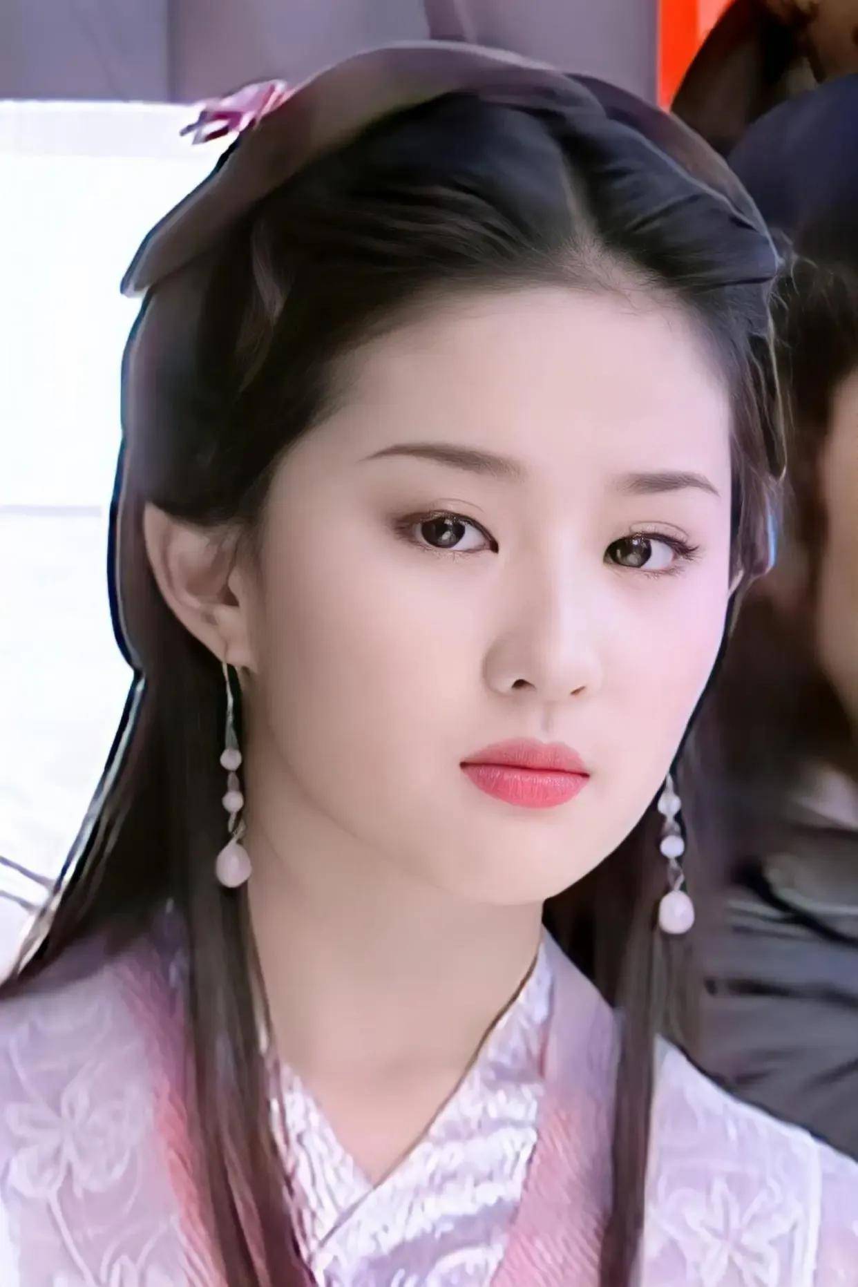 《天龙八部》,在剧中饰演温柔贤淑,清艳唯美才华绝世的美女王语嫣后