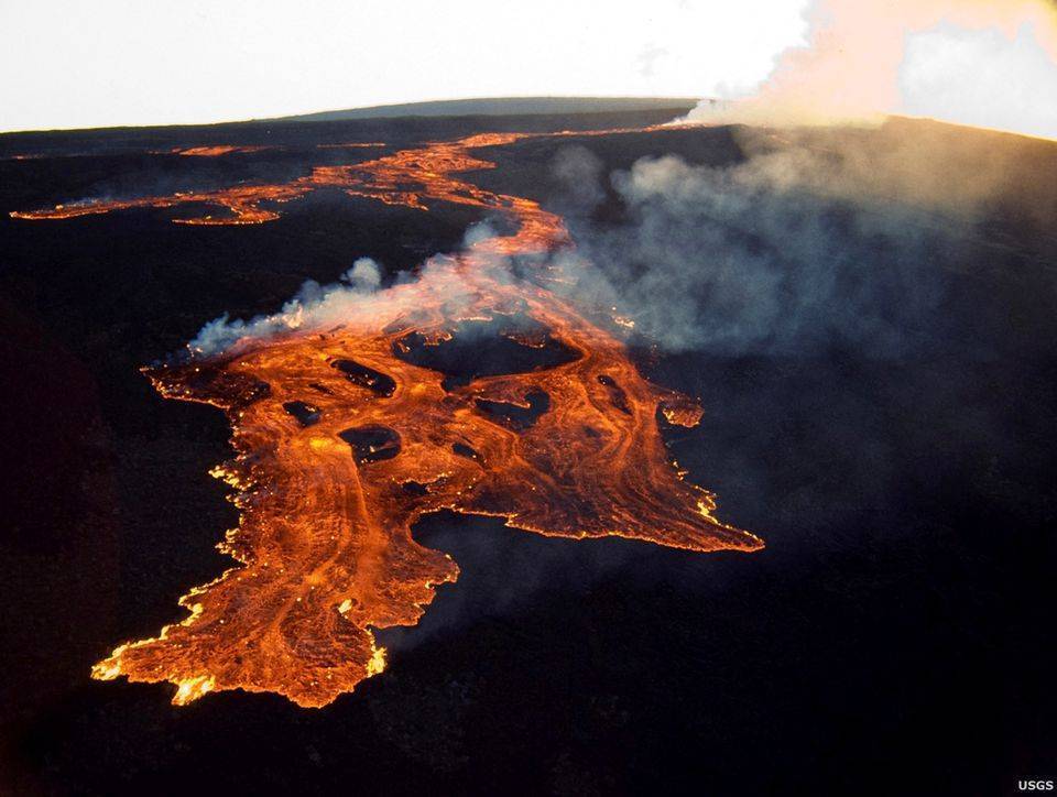 美国夏威夷:世界上最大的活火山近40年首次喷发