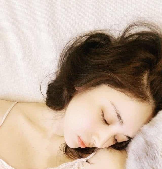 有一种低调叫古力娜扎,从不晒身材,晒出睡衣照后,男粉坐不住了_网友