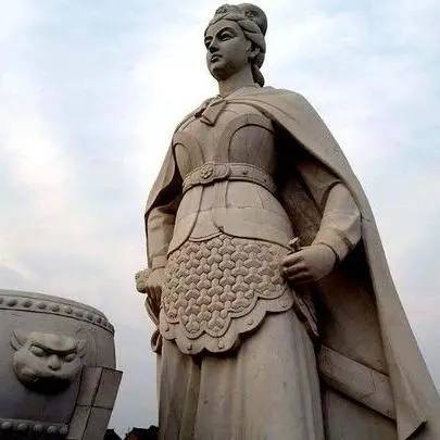 平阳公主是李世民的胞姐,窦皇后的爱女,幼年常跟随父兄一起习武,气魄