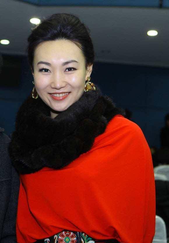 电视淘气包李梓萌出身优越,43岁仍单身,康辉曾帮忙征婚_进行_考试