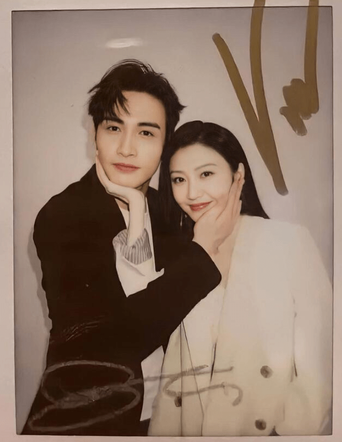 张彬彬说冷笑话辟谣已婚,与景甜的手对比喜感,头围和雷佳音一样_杨幂