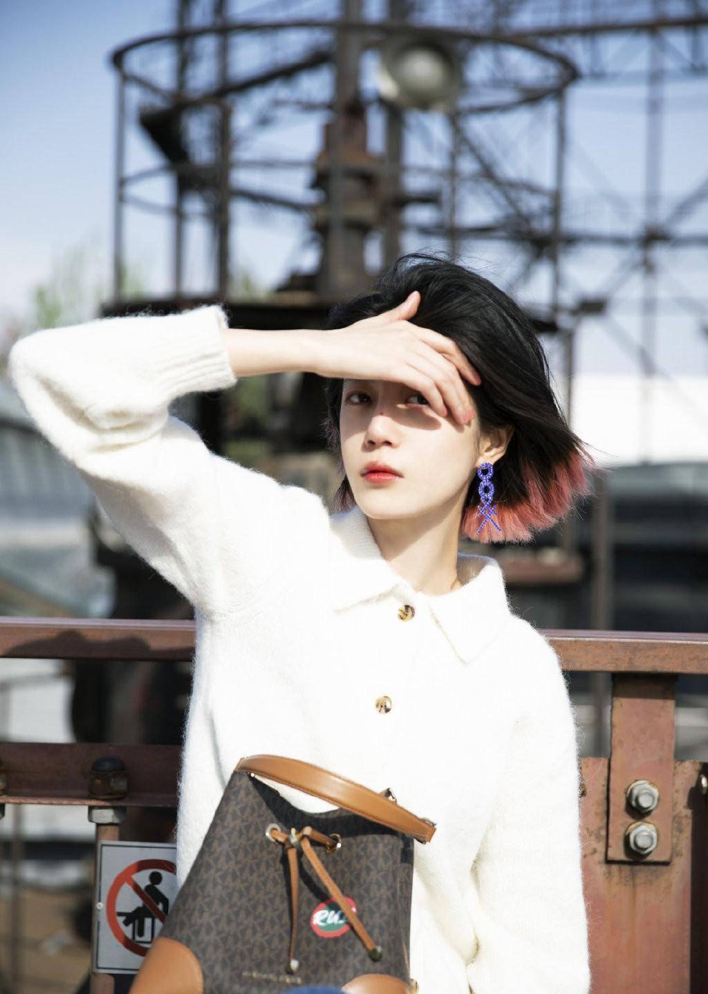 近两年,穿白色针织开衫配牛仔裤,清爽似初恋女友_李溪芮_上衣_的设计