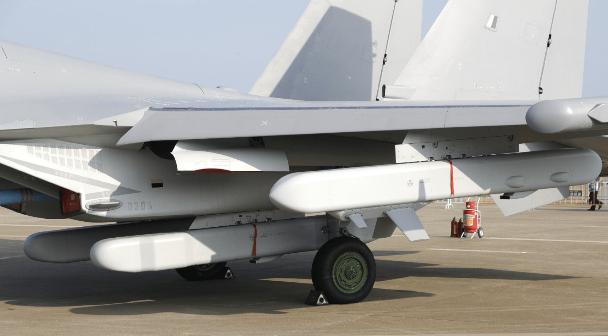 (歼-16电子战型,携带多个吊舱)返回搜狐,查看更多