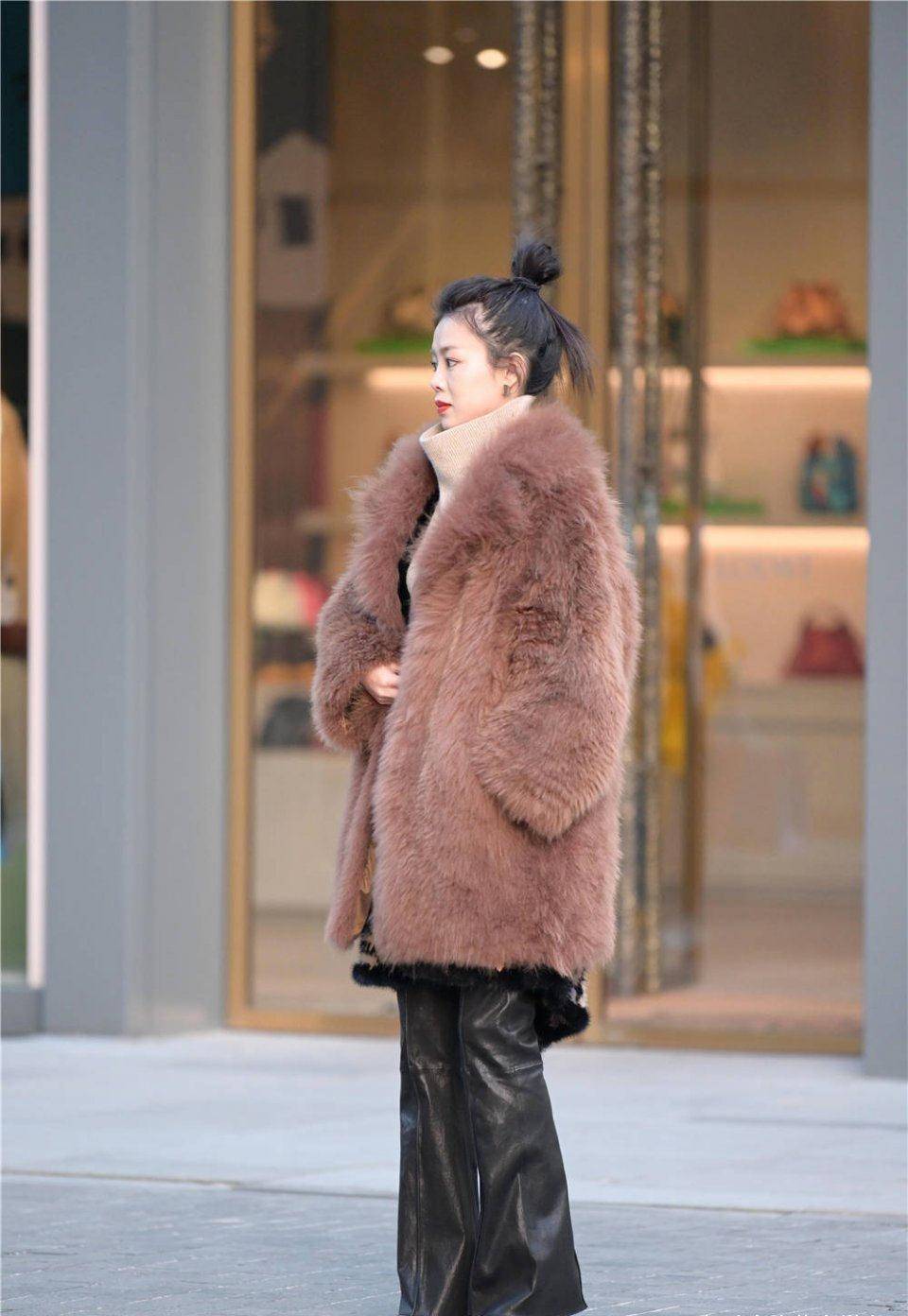 穿着皮草的女士,更有气质美,她们更喜欢春季出门_效果_显得_白色
