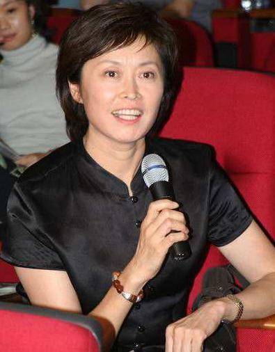 电视铁肩敬一丹:27年零失误获3次最高荣誉,如今65岁现状如何_节目