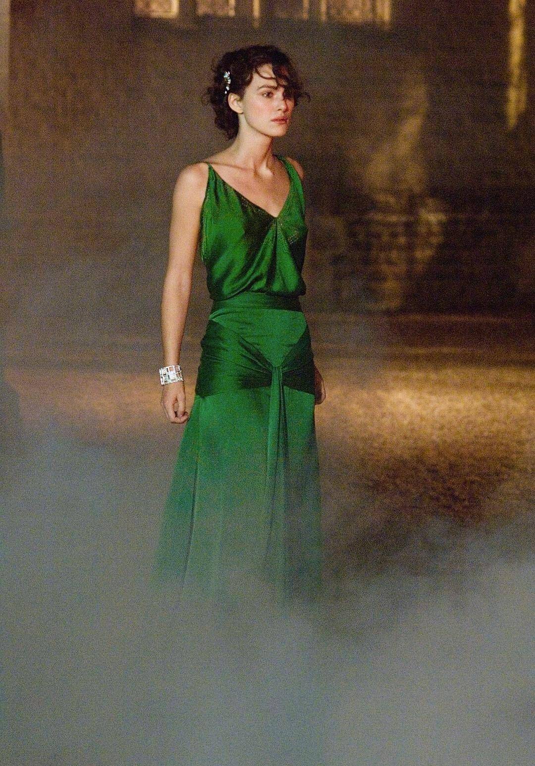 凯拉61奈特莉绿裙子太惊艳,复古优雅,这美背可以啃一年_电影_线条